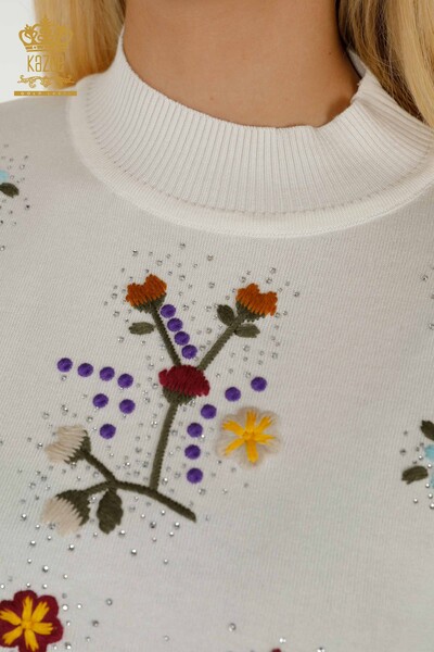 Женский вязаный свитер оптом с разноцветной цветочной вышивкой цвета экрю - 16445 | КАZEE - Thumbnail (2)