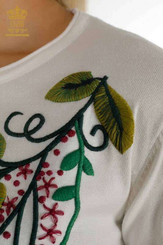 Женский вязаный свитер оптом с разноцветной цветочной вышивкой цвета экрю - 16934 | КАZEE