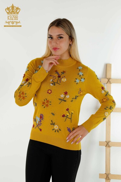 Kazee - Женский вязаный свитер оптом с разноцветной цветочной вышивкой шафрана - 16445 | КАZEE