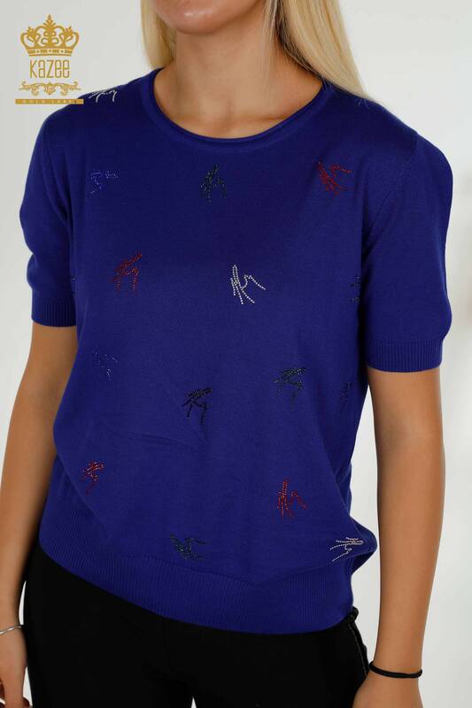Женский вязаный свитер оптом сакс с разноцветной вышивкой камнями - 30327 | КАZEE