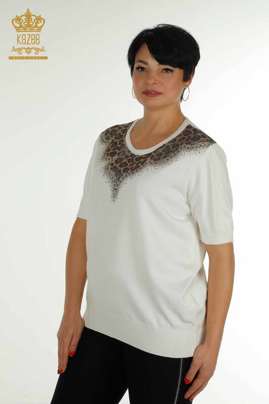 Женский вязаный свитер оптом с леопардовой вышивкой цвета экрю - 30329 | КАZEE