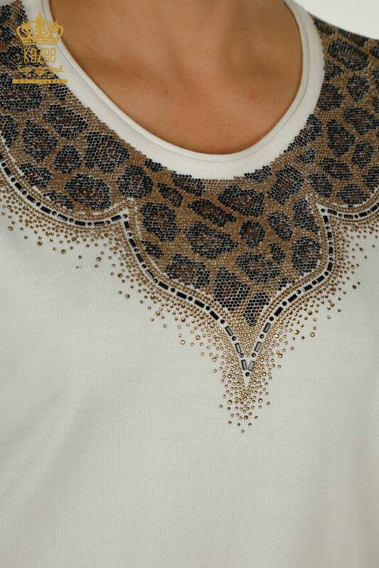 Женский вязаный свитер оптом с леопардовой вышивкой цвета экрю - 30329 | КАZEE