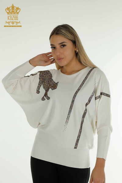 Kazee - Женский вязаный свитер оптом с леопардовой вышивкой, экрю - 30633 | КАZEE