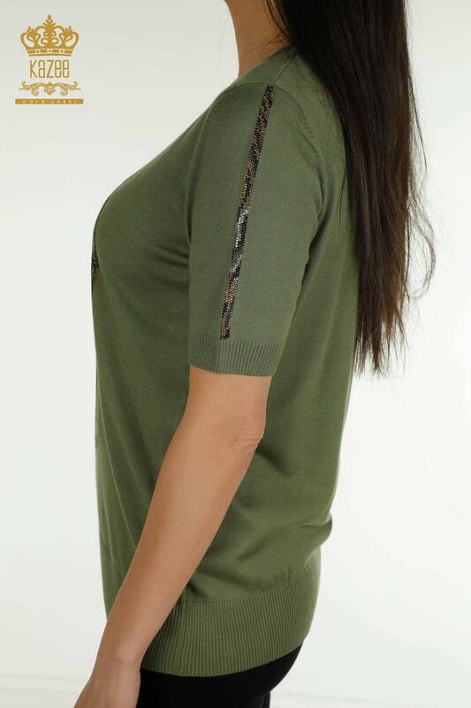Женский вязаный свитер оптом с леопардовой вышивкой цвета хаки - 30747 | КAZEE