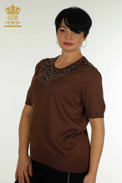 Женский вязаный свитер оптом с леопардовой вышивкой, коричневый - 30329 | КАZEE - Thumbnail