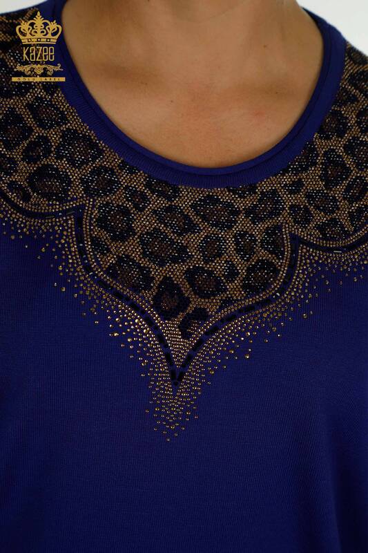 Женский вязаный свитер оптом сакс с леопардовой вышивкой - 30329 | КАZEE