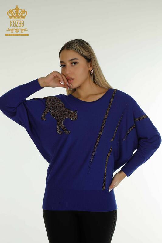 Женский вязаный свитер оптом сакс с леопардовой вышивкой - 30633 | КАZEE