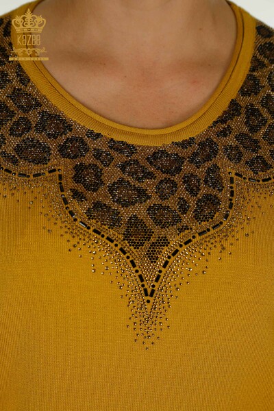 Женский вязаный свитер оптом с леопардовой вышивкой шафраном - 30329 | КАZEE - Thumbnail