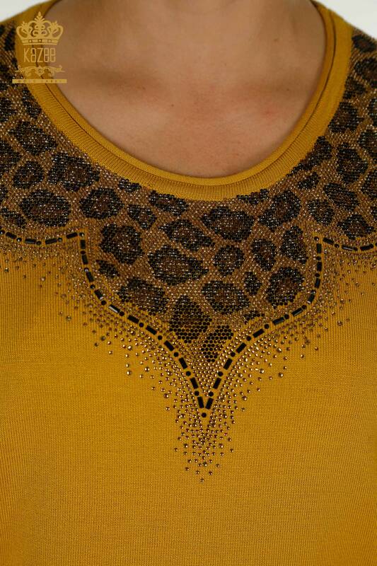 Женский вязаный свитер оптом с леопардовой вышивкой шафраном - 30329 | КАZEE