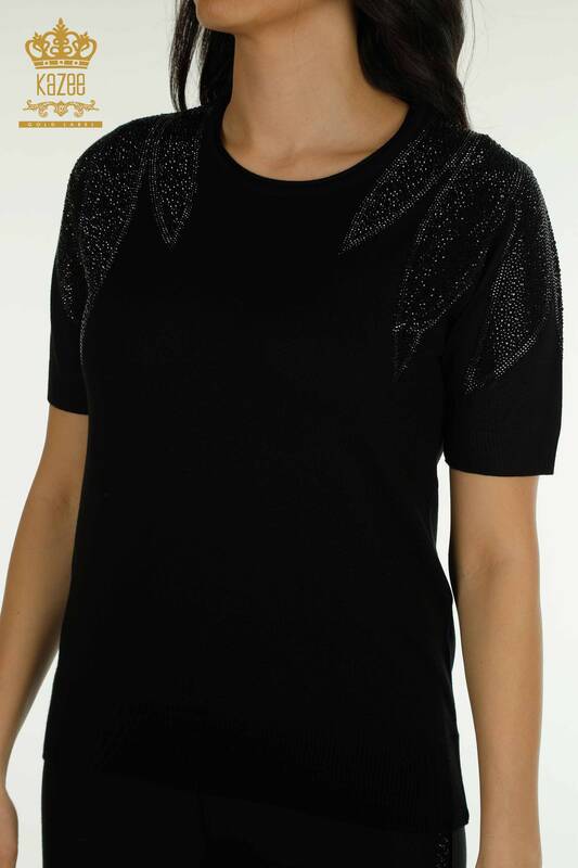 Оптовая продажа женского трикотажного свитера с вышивкой камнями на плечах черного цвета - 30792 | КАZEE
