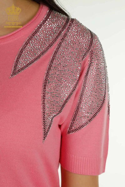 Женский вязаный свитер оптом с вышивкой камнями на плечах розовый - 30792 | КАZEE - Thumbnail (2)