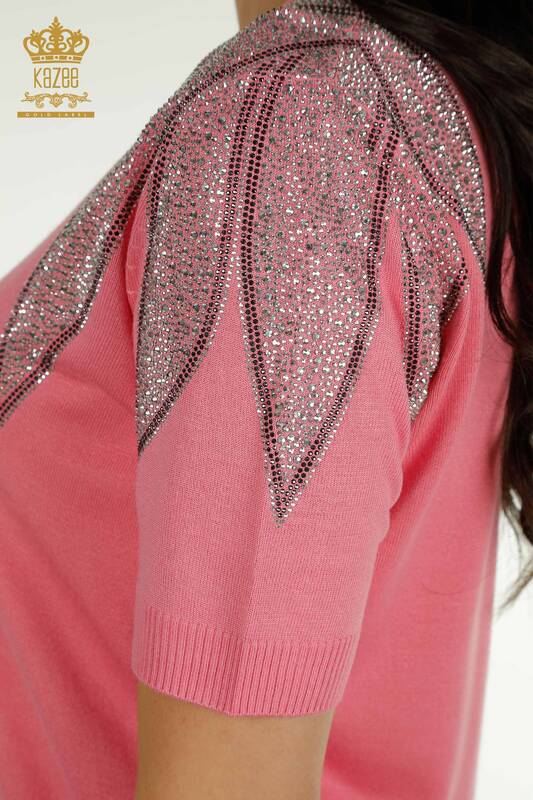 Женский вязаный свитер оптом с вышивкой камнями на плечах розовый - 30792 | КАZEE