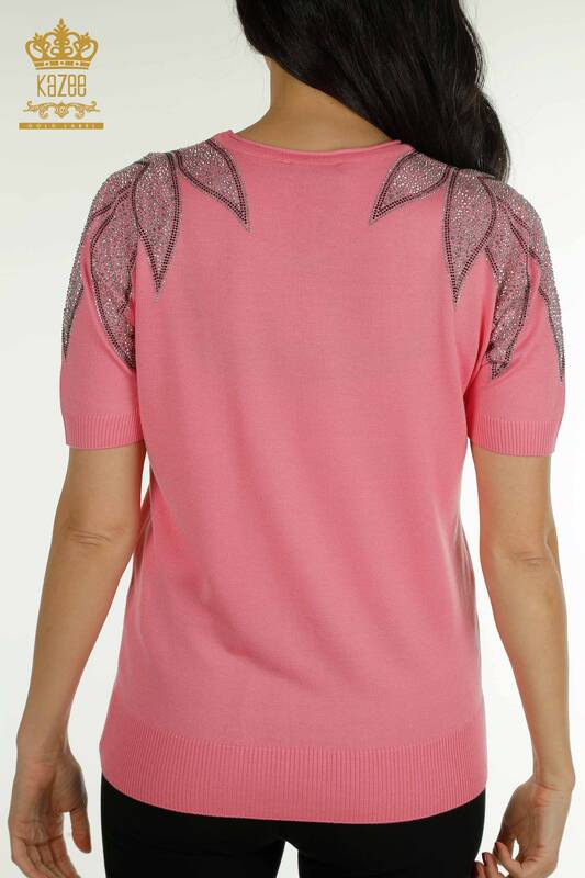 Женский вязаный свитер оптом с вышивкой камнями на плечах розовый - 30792 | КАZEE