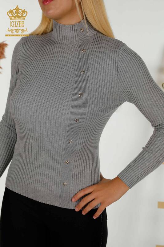 Пуговицы для женского трикотажного свитера серого цвета оптом - 30394 | КАZEE