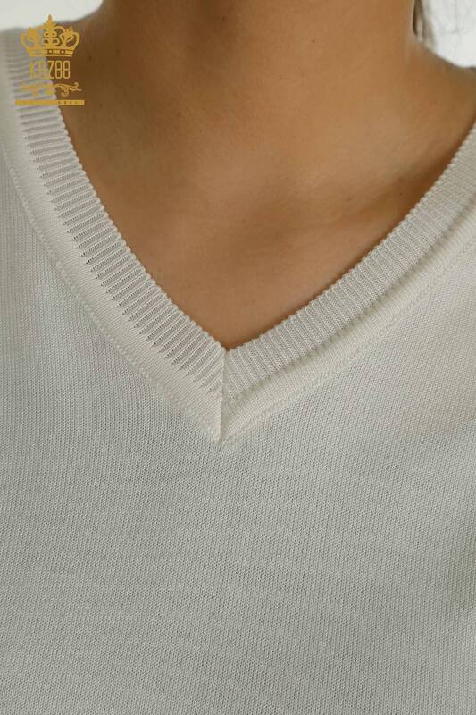 Женский вязаный свитер с длинным рукавом цвета экрю оптом - 11071 | КАZEE