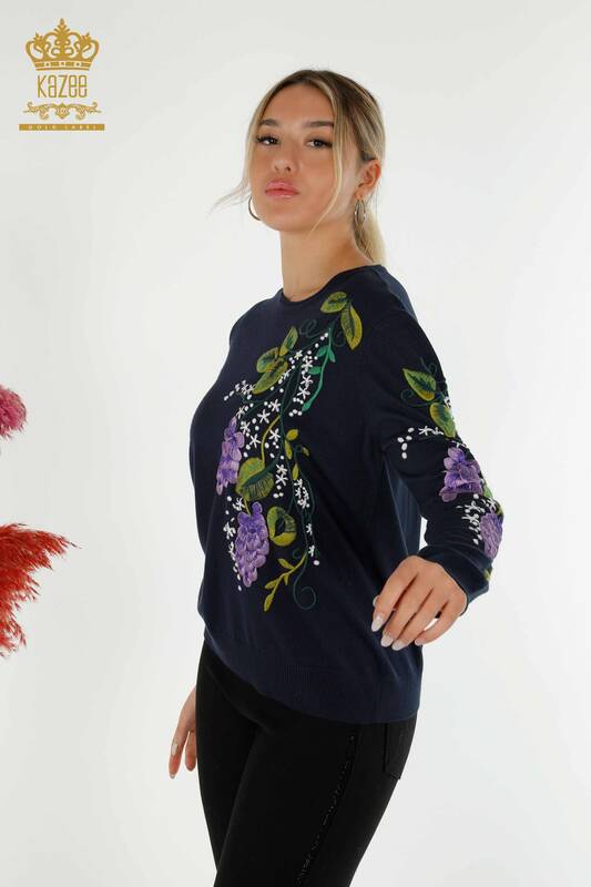 Оптовая продажа женского трикотажного свитера с красочной цветочной вышивкой темно-синего цвета - 16934 | КАZEE