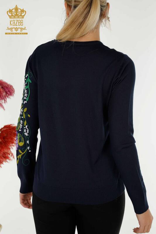 Оптовая продажа женского трикотажного свитера с красочной цветочной вышивкой темно-синего цвета - 16934 | КАZEE