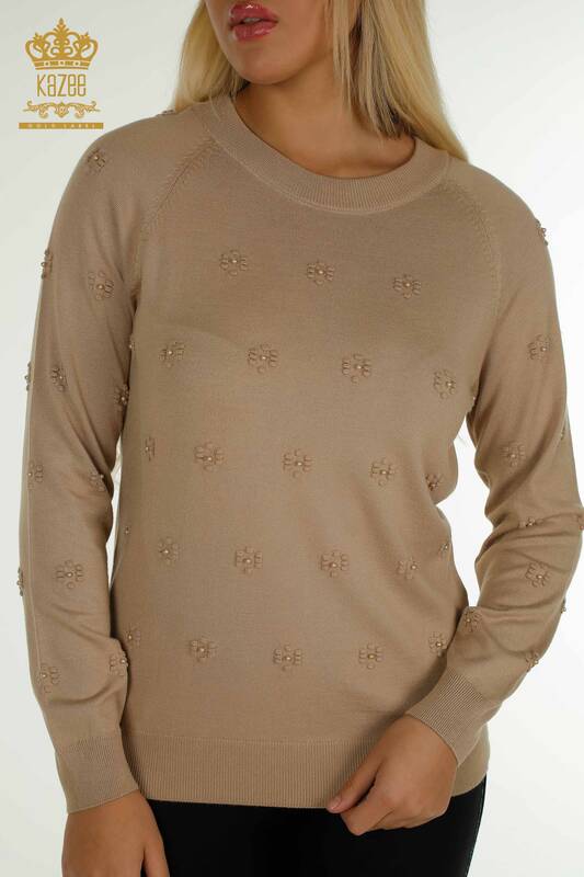 Женский вязаный свитер оптом с цветочным принтом бежевого цвета - 16876 | КАZEE