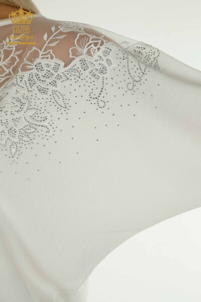 Женский вязаный свитер оптом с цветочной вышивкой цвета экрю - 30228 | КАZEE - Thumbnail