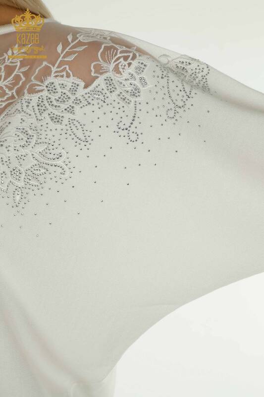 Женский вязаный свитер оптом с цветочной вышивкой цвета экрю - 30228 | КАZEE