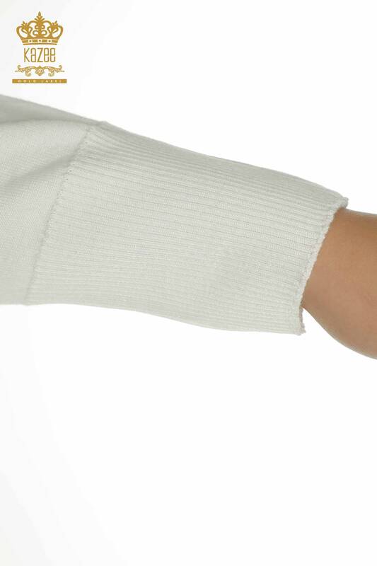 Женский вязаный свитер оптом с цветочной вышивкой цвета экрю - 30228 | КАZEE
