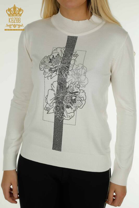 Женский вязаный свитер с цветочной вышивкой цвета экрю оптом - 30614 | КАZEE