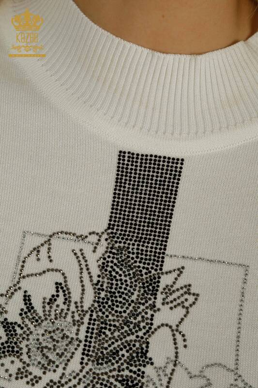 Женский вязаный свитер с цветочной вышивкой цвета экрю оптом - 30614 | КАZEE