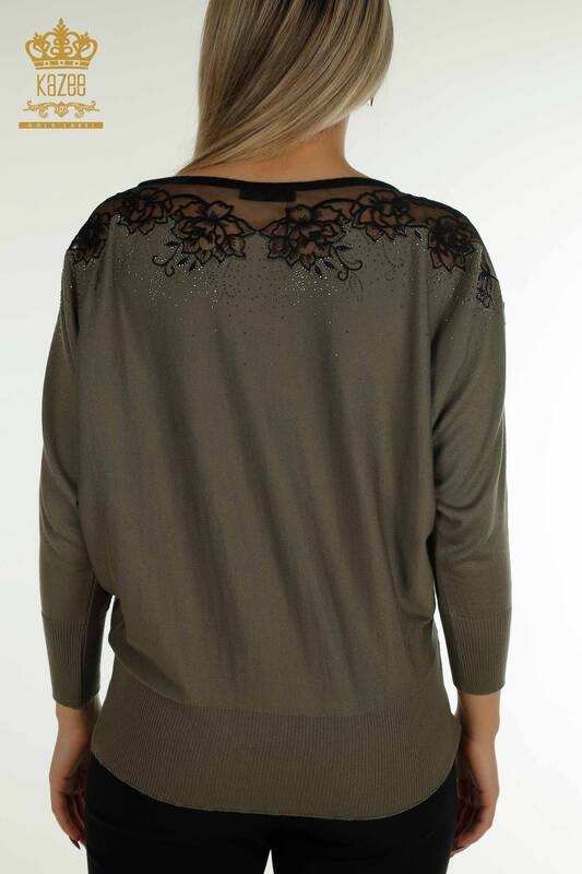 Женский вязаный свитер оптом с цветочной вышивкой цвета хаки - 30228 | КАZEE