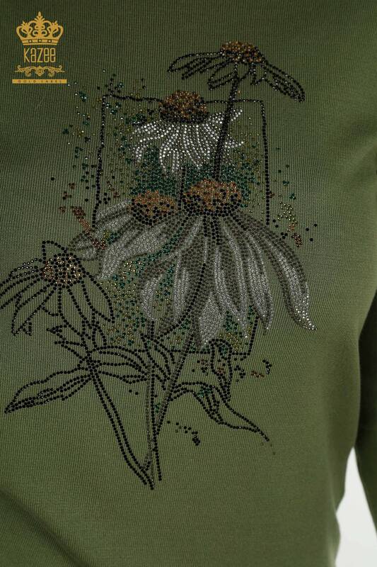 Женский вязаный свитер оптом с цветочной вышивкой цвета хаки - 30612 | КАZEE