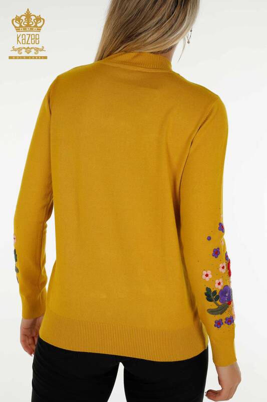 Женский вязаный свитер оптом с цветочной вышивкой Шафран - 16760 | КАZEE