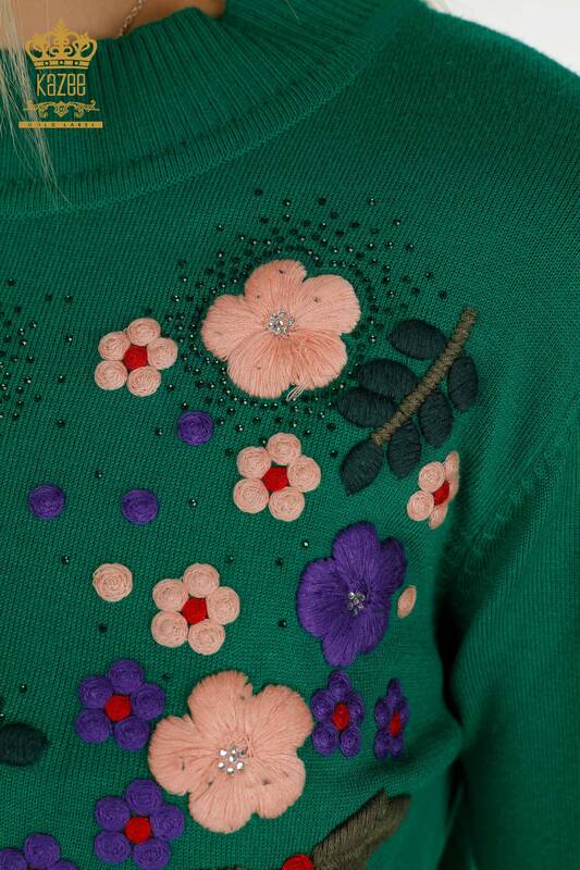 Зеленый женский трикотажный свитер с цветочной вышивкой оптом - 30632 | КAZEE