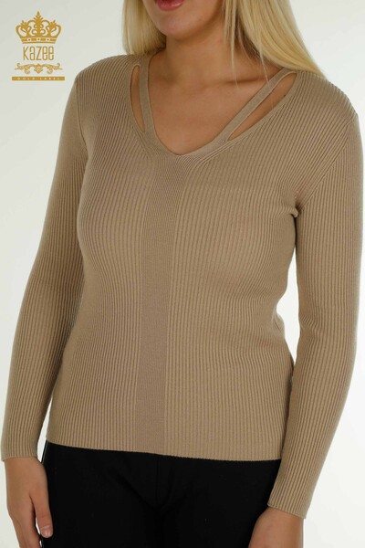 Женский вязаный свитер с воротником бежевого цвета оптом - 30392 | КAZEE - Thumbnail
