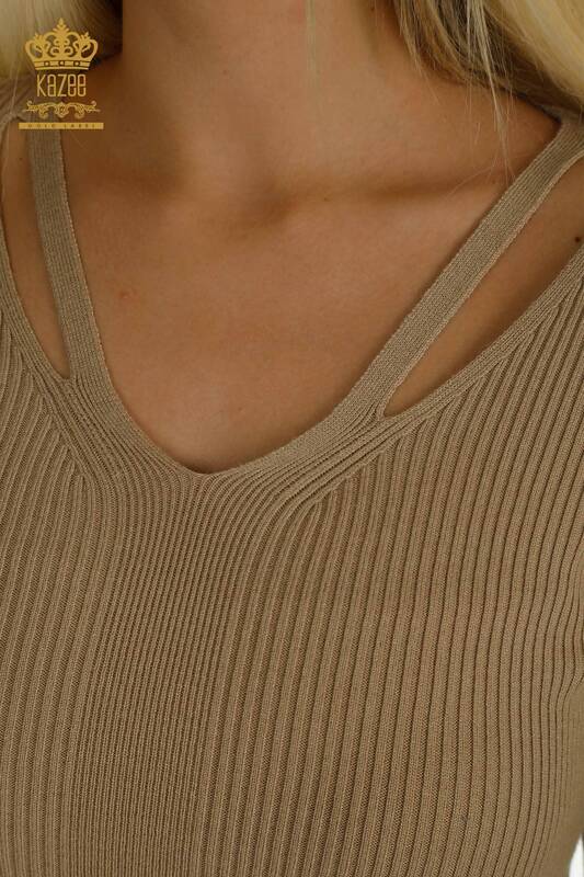 Женский вязаный свитер с воротником бежевого цвета оптом - 30392 | КAZEE