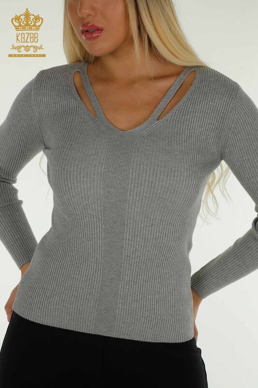 Женский вязаный свитер оптом с воротником серого цвета - 30392 | КАZEE