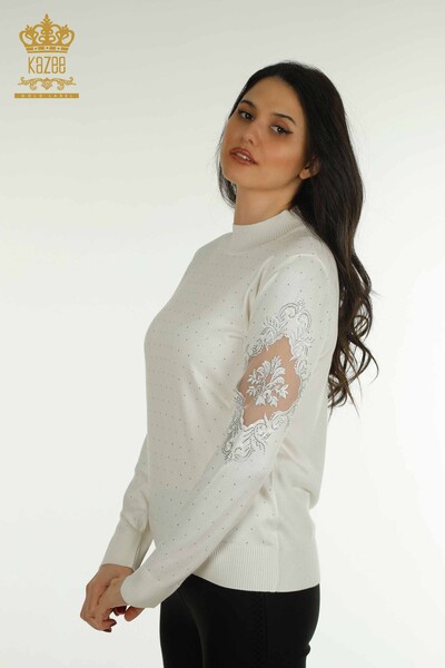 Женский вязаный свитер с вышивкой цвета экрю оптом - 30892 | КАZEE
