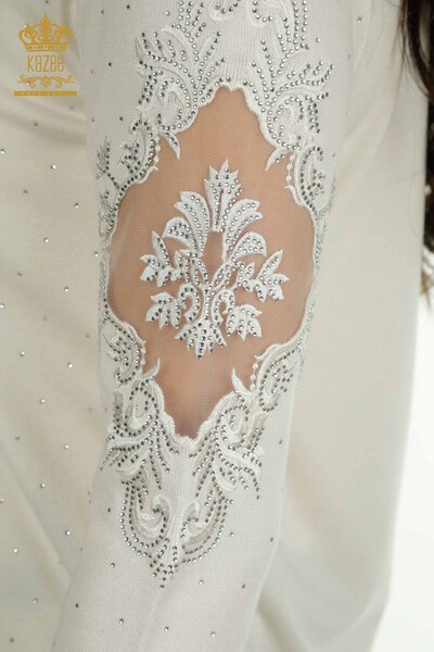 Женский вязаный свитер с вышивкой цвета экрю оптом - 30892 | КАZEE - 6