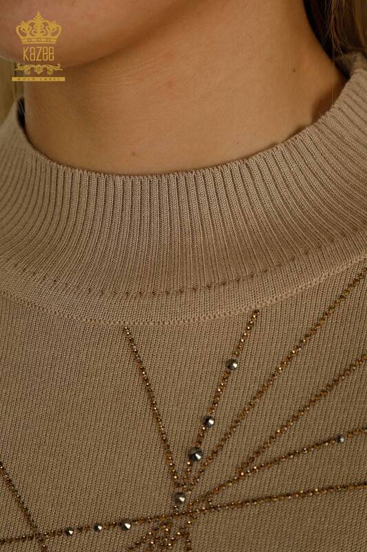 Женский вязаный свитер с высоким воротником бежевого цвета оптом - 30454 | КАZEE