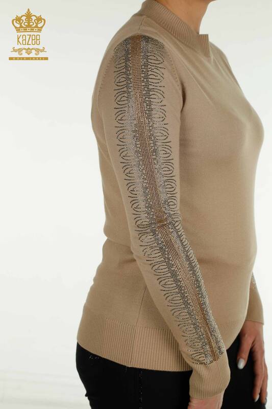 Женский вязаный свитер с высоким воротником бежевого цвета оптом - 30564 | КАZEE