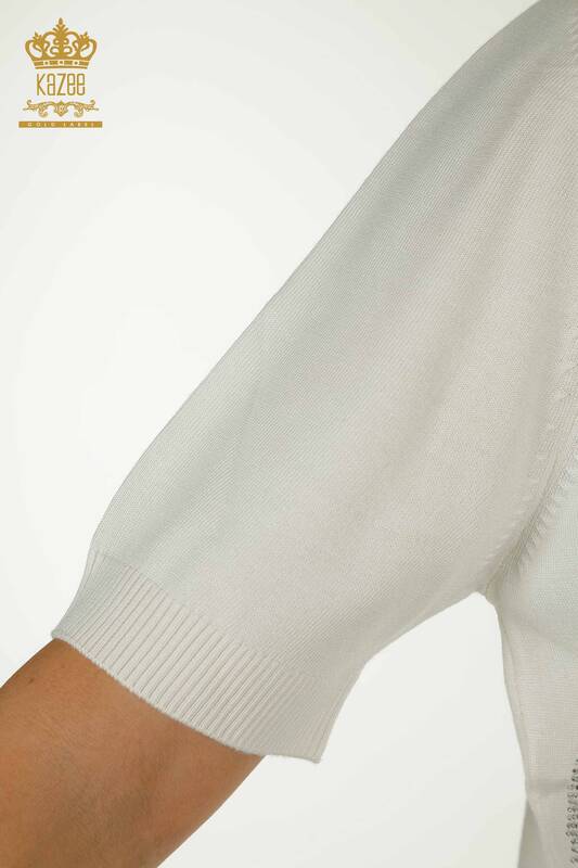 Женский вязаный свитер с высоким воротником цвета экрю оптом - 30670 | КАZEE
