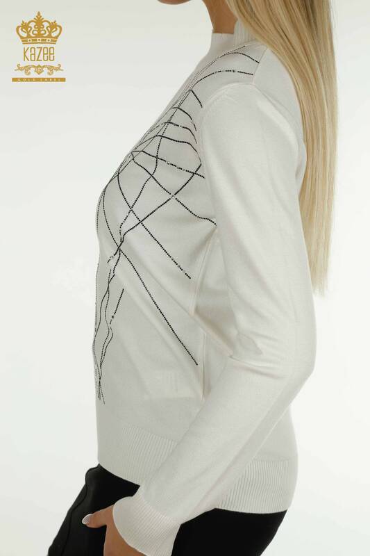 Женский вязаный свитер с высоким воротником цвета экрю оптом - 30454 | КАZEE