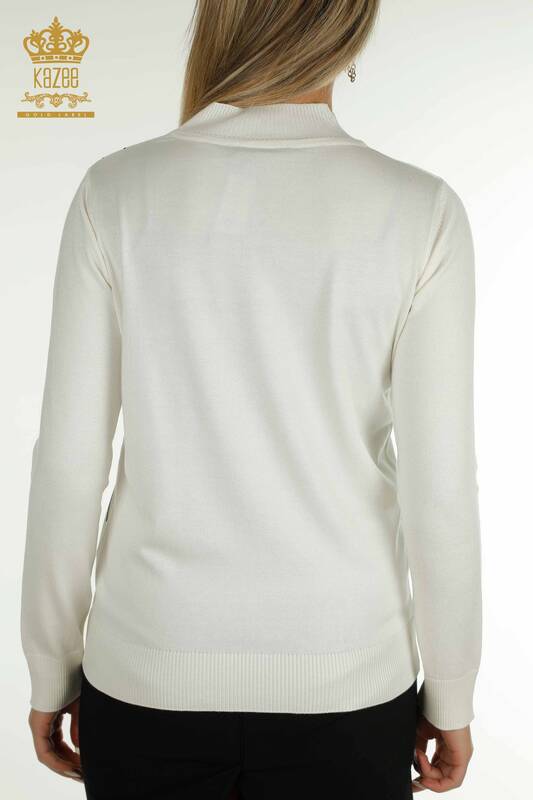 Женский вязаный свитер с высоким воротником цвета экрю оптом - 30454 | КАZEE