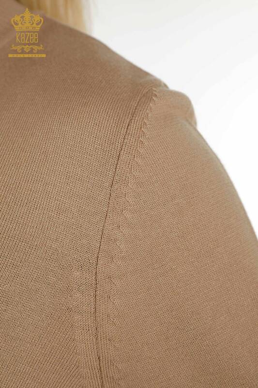 Женский вязаный свитер с высоким воротником из вискозы бежевого цвета оптом - 16168 | КАZEE