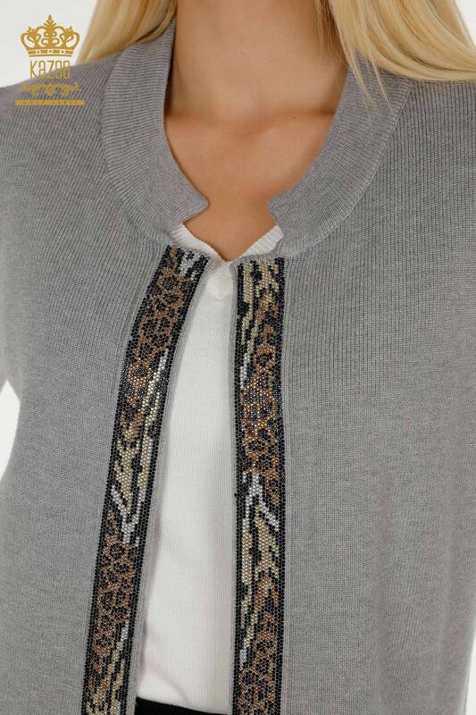 Короткий женский короткий жилет с леопардовой вышивкой, серый цвет - 30616 | КАZEE