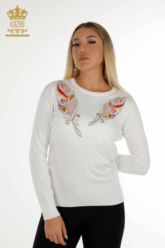 Женский вязаный свитер оптом с красочной вышивкой цвета экрю - 30147 | КAZEE