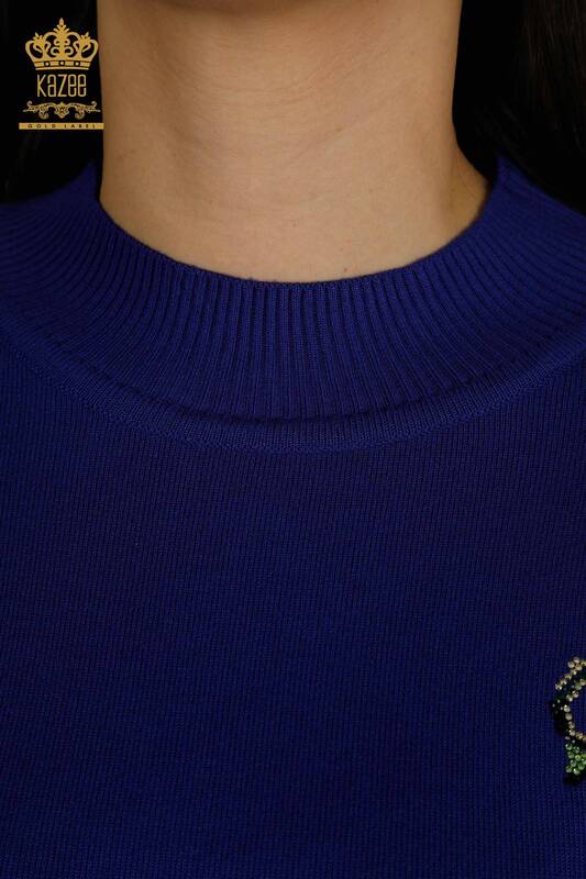 Женский трикотаж оптом Свитер с цветочным узором на плечах Сакс - 30542 | КАZEE