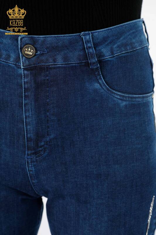Женские джинсы оптом с боковыми полосатыми карманами из хрусталя - 3637 | КАZЕЕ