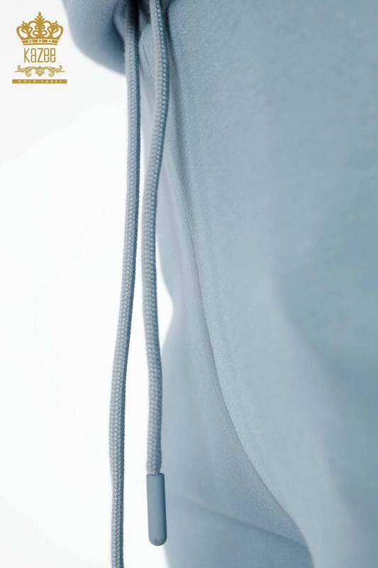 Женский спортивный костюм оптом с полосой, вышитой камнем, с капюшоном и карманом - 17450 | КАZЕЕ