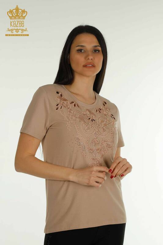 Женская блузка оптом с каменной вышивкой бежевого цвета - 79468 | КАZEE