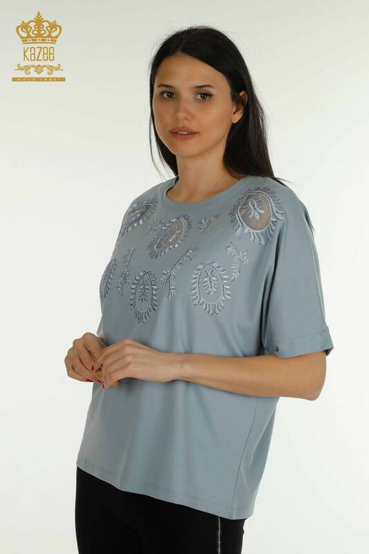 Женская блузка синего цвета с каменной вышивкой оптом - 79556 | КАZEE