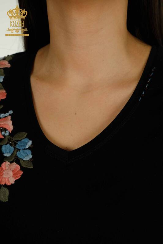 Женская блузка оптом с разноцветной цветочной вышивкой, черная - 79455 | КАZEE
